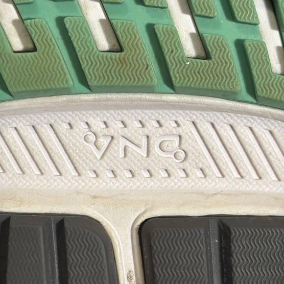 Brooks sneakers Gray and Green Athletic Shoes Brooks Ariel 20 women’s 11 wide - Picture 13 of 14